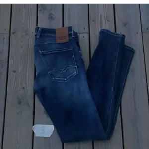 Replay Anbass 29/32 - Säljer nu replay anbass hyperflex då den var för små. Jeansen är 10/10 skick. Fraktar direkt efter köp.🍾priset är inte spikat i sten.   Hör av dig vid funderingar!