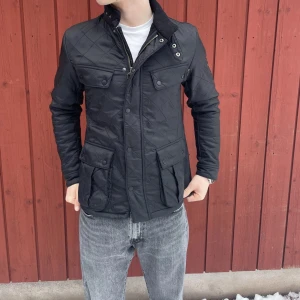 Barbour quiltad jacka - Säljer denna riktigt snygga Barbour jackan, perfekt till våren. Riktigt bra skick utan defekter. Storlek M. Hör av dig vid frågor! Pris kan diskuteras vid snabb affär!