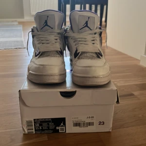 Nike Air Jordan 4 Retro vit/lila - Nike Air Jordan 4 Retro sneakers i vitt skinn med lila detaljer och klassisk Jumpman-logga på plös och häl. Skorna har meshpaneler, snörning och en chunky sula. Insidan är fodrad i lila och de har en ikonisk siluett som sticker ut. Ganska använd men går att fixa själv. 