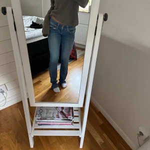 Lågmidjade jeans  - Säljer mina superfina jeans från Pepe Jeans i storlek 25/34. Använda sparsamt, ytterst lite slitningar längst ner på jeansen💕skriv vid funderingar! 