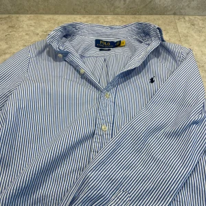 Ralph Lauren Skjorta - Ralph Lauren Skjorta | Storlek: 16Y, XS | Skick: 9/10 | Nypris: 1200kr | Pris: 399kr | Hör av er vid mer frågor | Mvh Leon