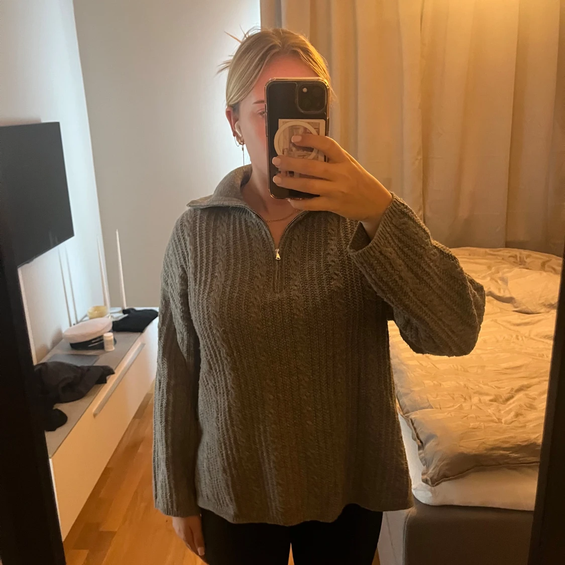 Grå stickad tröja - 1