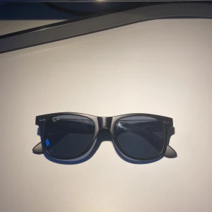 Rayban boyfriend glasögon - Säljer ett par Ray-Ban glasögon i klassisk design som alltid håller stilen. De är stilrena, ikoniska och passar lika bra till vardags som till fest. Endast glasögonen ingår, inga tillbehör följer med därav priset. Perfekt för dig som vill ha den tidlösa Ray-Ban-looken utan krångel. 