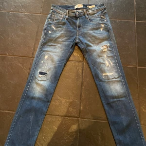 Replay jeans  - Säljer nu dessa blåa replay jeans med slitningar i fram, riktigt bra skick. Skriv vid fler frågor och funderingar!