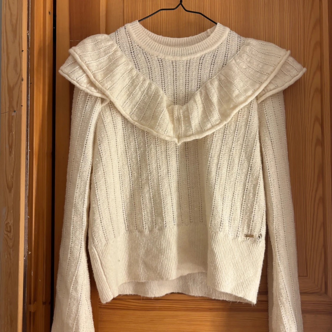 Vit stickad tröja med volang 