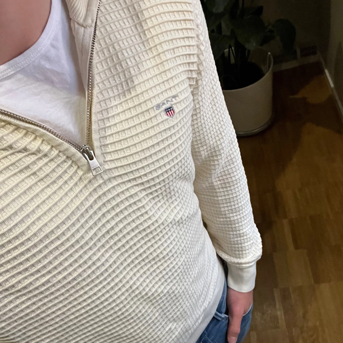 Beige stickad tröja med dragkedja från GANT