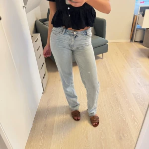 Ljusblå raka jeans från Monki - Säljer ett par ljusblå jeans från Monki i rak modell. Jeansen har klassisk femficksdesign, normalhög midja och är tillverkade i bomull. Perfekta för en avslappnad och trendig look. Säljer för att jag ej använder de längre!