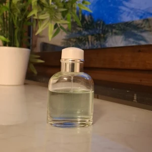 Dolce&Gabbana Light Blue Love is Love - Fräsch och energisk parfym med noter av Granny Smith-äpple, grapefrukt, bergamott, mandarin, glass, rosmarin och rosa peppar. Tillverkas inte nå mer. Perfekt för dig som vill sticka ut med en modern vibe. 65/100ml kvar. Har vissa defekter som att all text på den är borta pga av dens ålder, kan försäkra dig att den är riktig, för bevis skrolla till bild 4, eller gå in på Checkfresh.com och lägg in dens detaljer (kontakta mig för detaljerna och annan info) om du vill ta en titt för dig själv. 