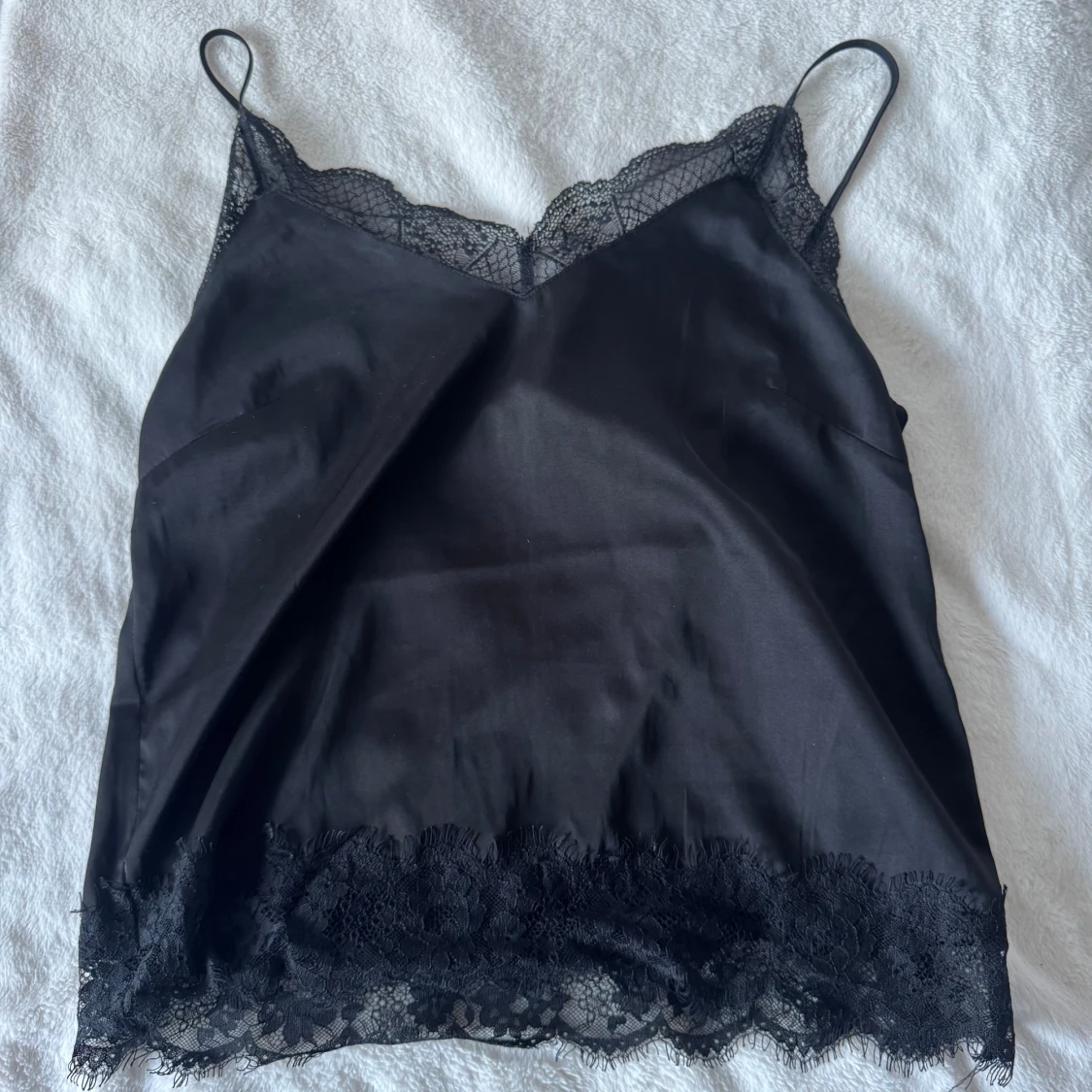 Svart linnetopp med spetsdetaljer - 1