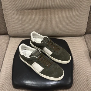 Valentino flycrew - Valentino flycrew kahki grön mocka. Alla nitar kvar. Medföljer 2 dustbags. Storlek 44 passar 45. Skick 8-9/10.