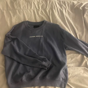 Mörkgrå sweatshirt med tryck - Säljer en mörkgrå sweatshirt med text på bröstet.❣️