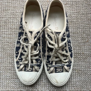  Dior sneakers!! 🤍🤍 - Säljer mina jättesnygga sneakers från Christian Dior med blått och beige mönster! Storleken är 39 men skulle säga att de passar storlek 38 också då de är små i storlek 💛
