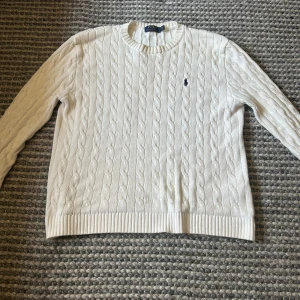 Vit kabelstickad tröja Polo Ralph Lauren - Snygg vit kabelstickad tröja från Polo Ralph Lauren. För mer bilder eller frågor så är det bara att höra av sig. 