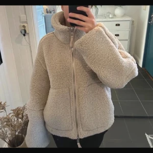 Beige teddyjacka med dragkedja H&M - Teddy jacka från hm i mycket bra skick. Passar mig som är 175 och normalt bär S. Perfekt nu till hösten. Säljer lägre bara för den ska få komma till användning😊