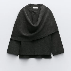 Mörkgrå kappa från Zara med cape - Så snygg mörkgrå kappa från zara. I bra skick och perfekt till höst och vinter