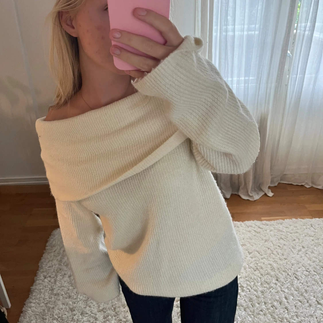 Offshoulder stickad tröja i vitt