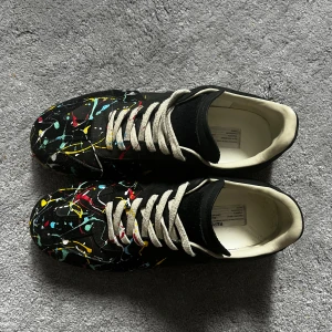 Maison Margiela Paint Splatter  - Riktig snygga och sköna Margielas med paint splatter på i bra skick, har tyvär inte boxen kvar, Äkta såklart.