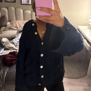 Mörkblå stickad kofta med knappar - Jätte fin kofta ifrån gina tricot i fint skick. Köpte i somras och i väldigt fint skick🩷