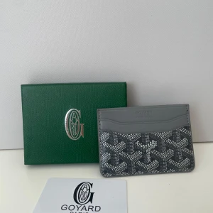 Grå korthållare - Grå korthållare från G med grafiska mönster. Helt ny och oanvänd. Allt på bilden ingår 🩶