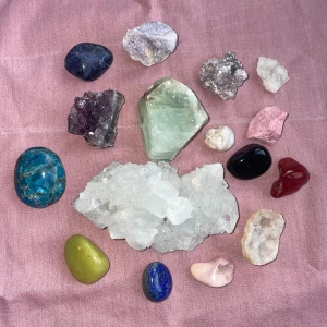 Kristaller - Vacker samling av kristaller och mineraler i olika färger och former. Innehåller: ametist, berskristall, aventurin, lapis lazuli, karneol, lepidolit, rosa jaspis, blå apatit, blå onyx, obsidian, jordgubbskvarts och peridot Flera stenar är polerade, andra i rå form och geoder. Fint skick, perfekt för samlare eller dekoration. Dm för pris! <3