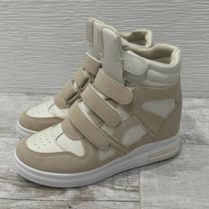 Isabel Marant - Snygga high top sneakers i beige och vitt med flera kardborreband istället för snörning. Skorna har rund tå, perforerade detaljer på tån och en tjock vit sula. Tillverkade i syntetmaterial och mockaimitation för en modern look.