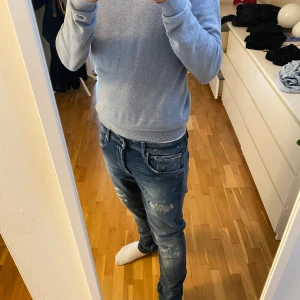 Replay jeans - Säljer nu mina replay jeans som är sjukt snygga och bra passform och med snygga slitningar. Skriv vid frågor 