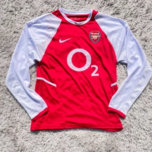 Arsenal långärmad Henry #14 Nike tröja - Säljer en ikonisk Arsenal fotbollströja med Henry #14 på ryggen. Helt ny Arsenal tröja, aldrig använt tröjan själv och priset går att diskuteras