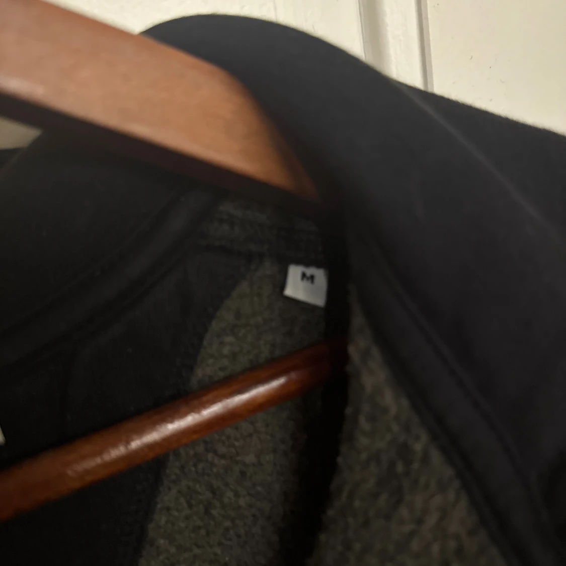 Svart hoodie från Jack & Jones M - 1