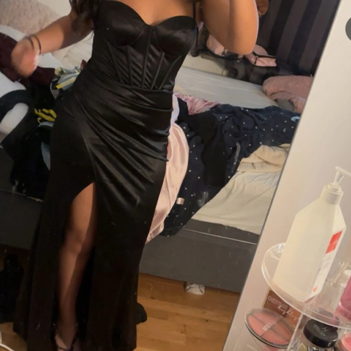 Svart långklänning med snörning