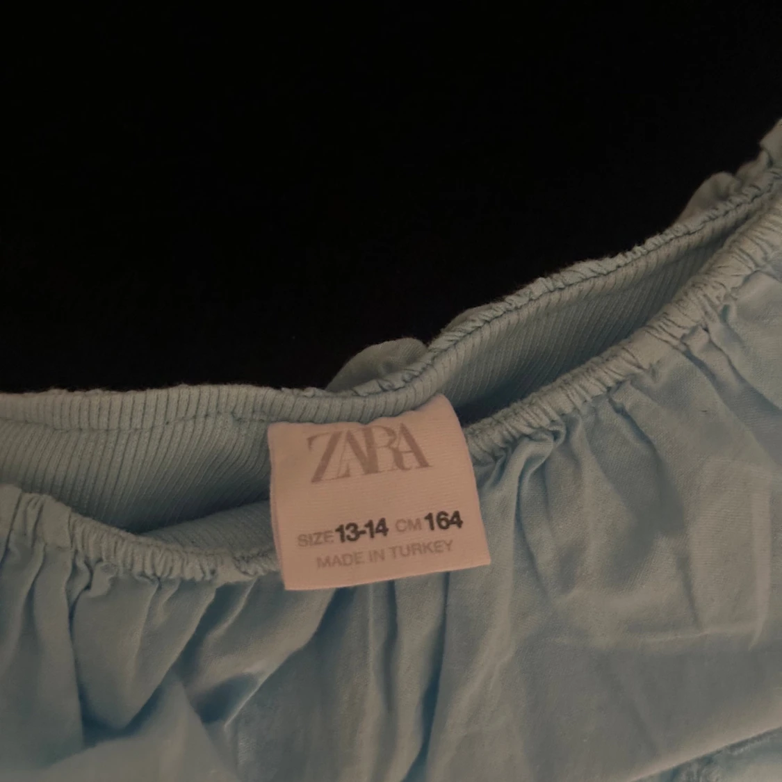 Ljusblå oneshoulder topp från Zara - 1