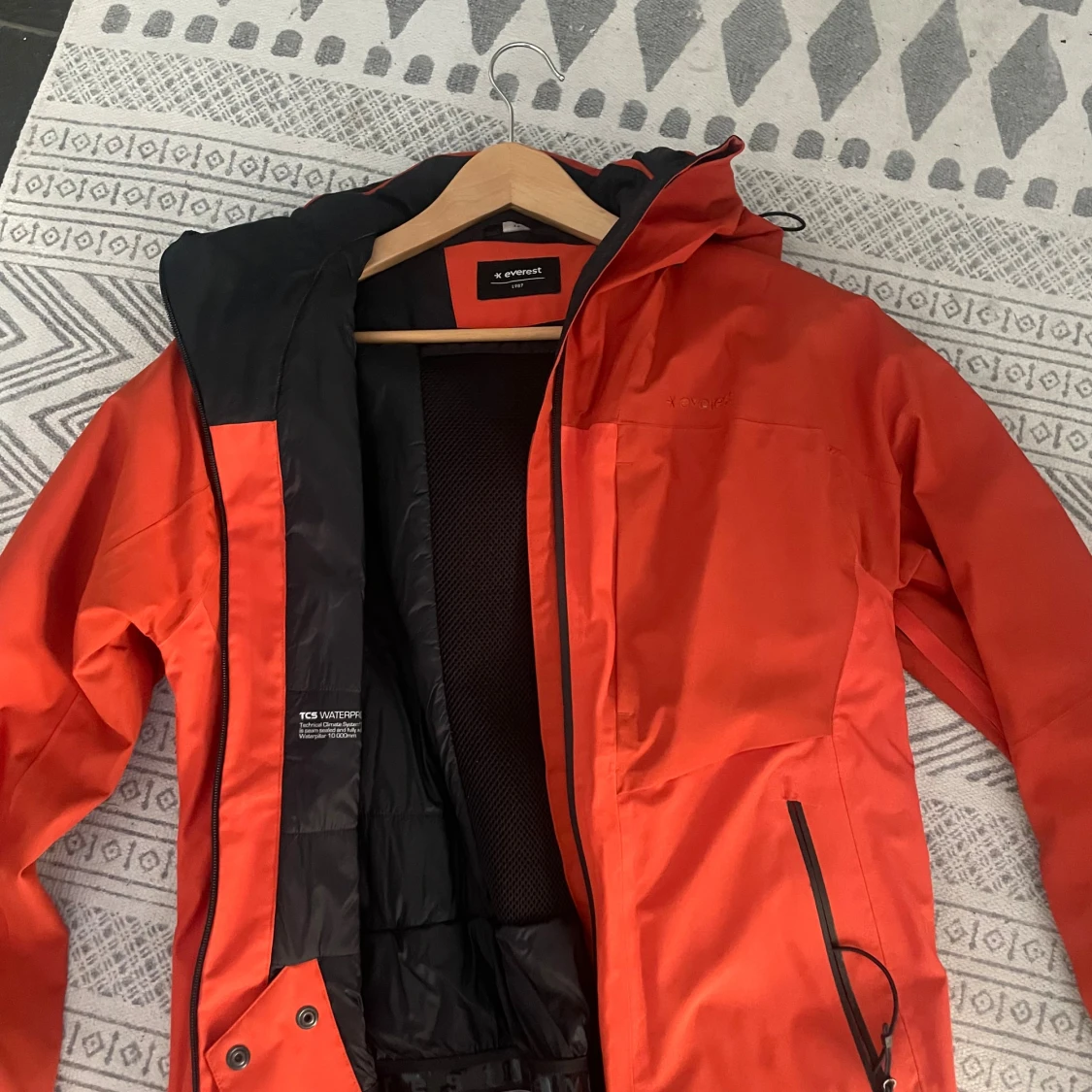 Röd skidjacka från Everest
