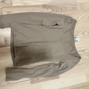 Off shoulder tröja - Tröja som använt 3ggr. Jätte fin skick!