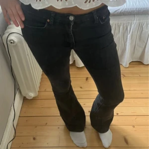 Svarta lågmidjade jeans  - säljer mina fina svart jeans från Gina Tricot 