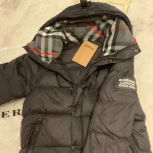 Söker! Svart pufferjacka från Burberry - Söker svart Burberry puffer 