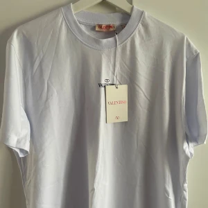 Valentino t shirt - Helt nya aldrig använd bara prövat på riktigt skön tröja sitter fint. Har tyvärr inte kvar tags. Skriv om du har några frågor. 