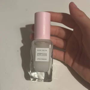 Glow Recipe Watermelon Glow Pink Juice - Glow Recipe Watermelon Glow Pink Juice Moisturizer i en snygg glasflaska med rosa lock. Innehåller 25 ml återfuktande gel-lotion som ger glow och fräsch känsla. Perfekt för dig som vill ha en lätt och fruktig fuktkräm i din rutin.