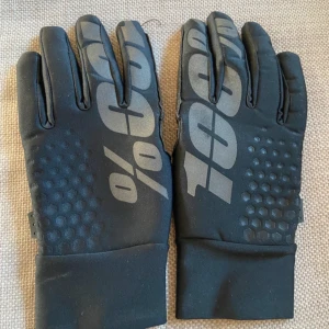 100% cross handskar  - säljer ett par cross handskar från 100% använda nån gång eller så men inga defekter. Ny pris 420 Mitt pris 300. Pris kan diskuteras  Hör av dig om du undrar något💫