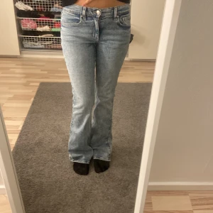 Low waist bootcut jeans Ginatricot - Low waist jeans från Gina, köpt för 500kr. Säljer för dem kommer ej till användning 💕💕