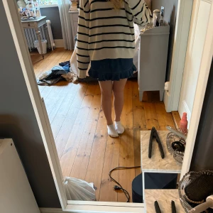 Supersnygg Jesns kjol!! - Säljer denna supersnygga Jeans kjolen!! Nyskick!Står ej storlek men passar mig som brukar vara S/XS! skriv gärna om du har fler frågor!!🌸💕