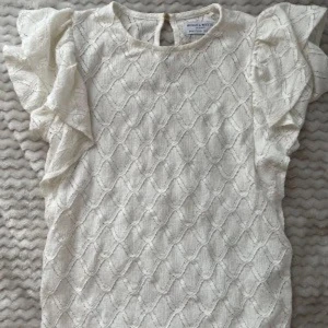 Vit blus med volangärmar - Säljer en vit blus från Holly & white by Lindex då den inte kommer till användning💞