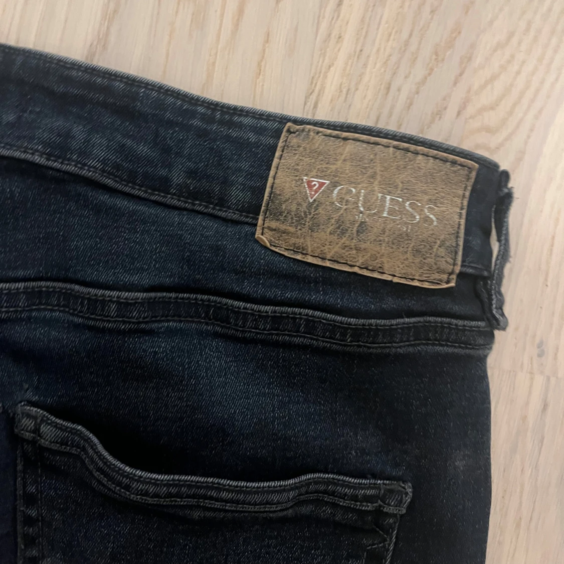 Svarta jeans från Guess med raka ben - 1