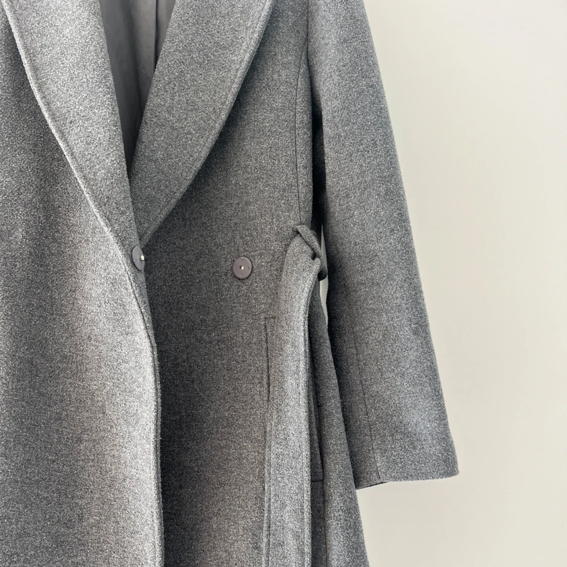 Grå kappa med bälte och knappar - 1