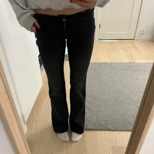 Svarta bootcut-jeans från Cheap Monday - svarta jeans från Cheap Monday i bootcut-modell. Helt nya 