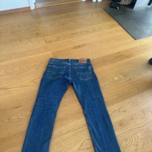 Levi's 511 slim fit - Säljer ett par levis 511 slim fit jeans i bra skick. Jeansen är i storlek 30/30