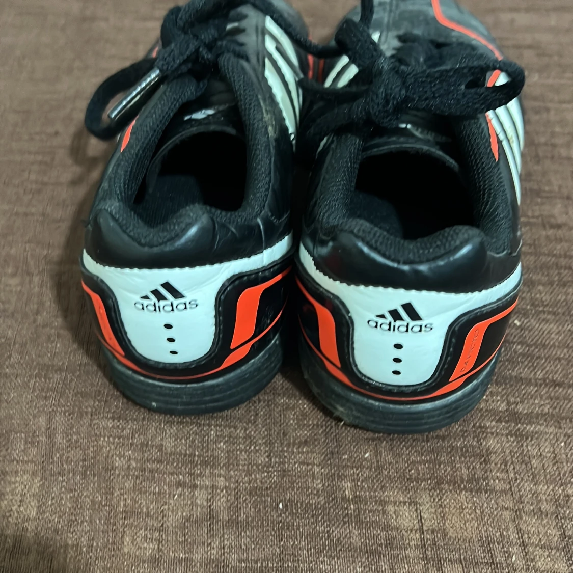 Adidas svarta fotbollsskor med röd detalj - 2