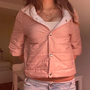 Trekvartsärmad jacka - Så snygg Trekvartsärmad rosa jacka perfekt på hösten och våren! Jag är 168 och det är mina bilder, köp via köp nu direkt eller Swish, kvar tills markerad som såld 💖 