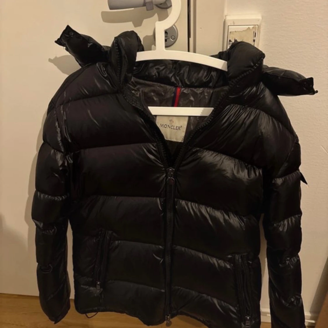 Svart Moncler dunjacka med huva