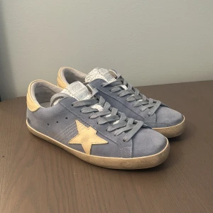 Golden goose Super star Mocka - Hej! Jag säljer ett av mina favoritpar skor,  ljusblåa Golden Goose Super Star i suede (mocka) och storlek 41. Skorna är i perfekt skick och knappt använda. Tveka inte att höra av dig om du har några frågor eller vill ha fler bilder. (Har custom goldengoose insoles som är extra höga för att bli längre) 
