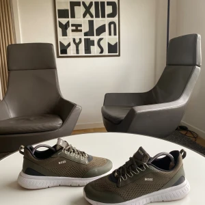 Hugo boss skor  - Ett par sjysta hugoboss skor i mycket fint skick. De är i storlek 43 men passar 44