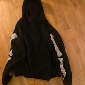 Mnml skeleton hoodie - Mnml hoodie med skelett tryck på armarna, bra skick och lite oversized så passar s bättre än xs, kan skicka fler bilder privat och kan gå ner i pris!